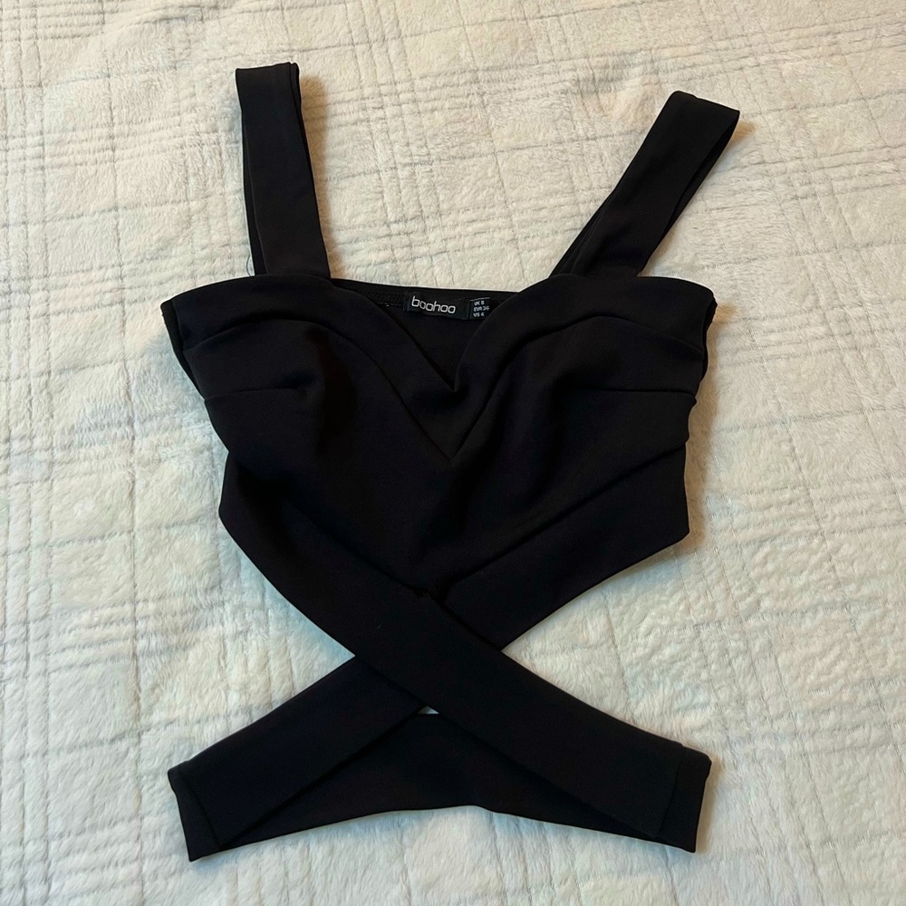 Black crisscross cropped top from boohoo,size 4